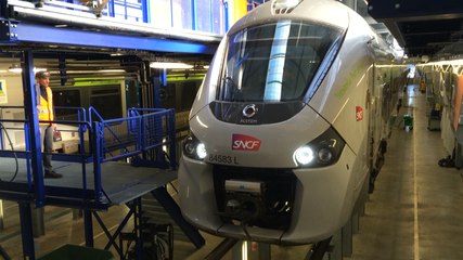 Une rame Régiolis entre dans le centre de maintenance