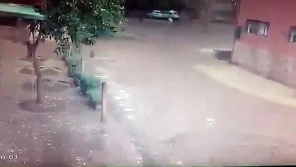 Ne jamais marcher sous l'orage avec un parapluie... BIM la foudre