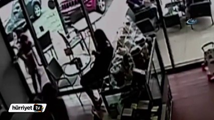 Kapının camı olmadığını unutan garson