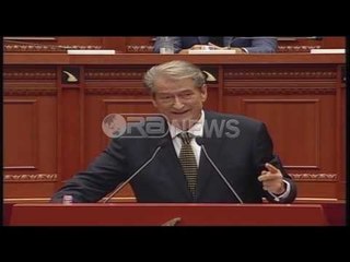 Ora News – Berisha-deputetes së PS: Je ekzotike. Ajo ‘shpërthen’ së qeshuri