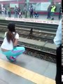 Mulher Arrisca Vida Para Salvar Cão Que Estava Na Linha Do Comboio!