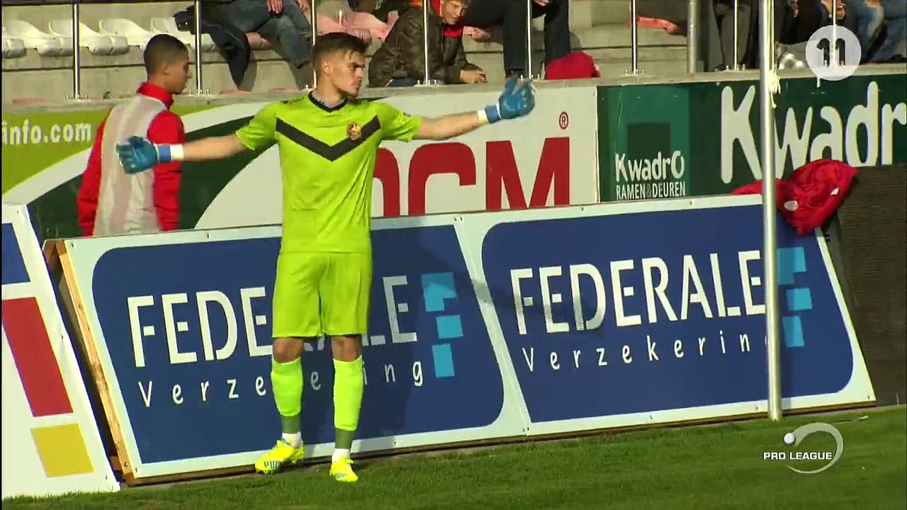 Un gardien lance le ballon sur la tête d'un ramasseur
