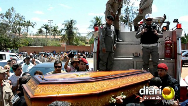 Sepultamento do cabo Marcelo atrai multidão a cemitério de Cajazeiras