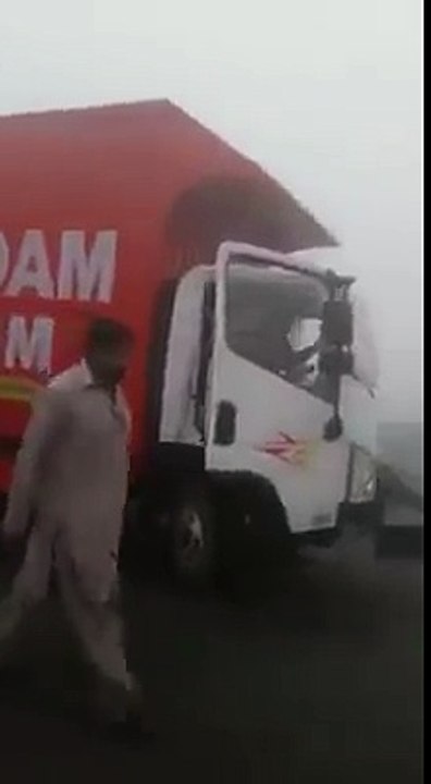 Dangerous Accident on Motorway due to Fog [Clear Video] - 2 November 2016