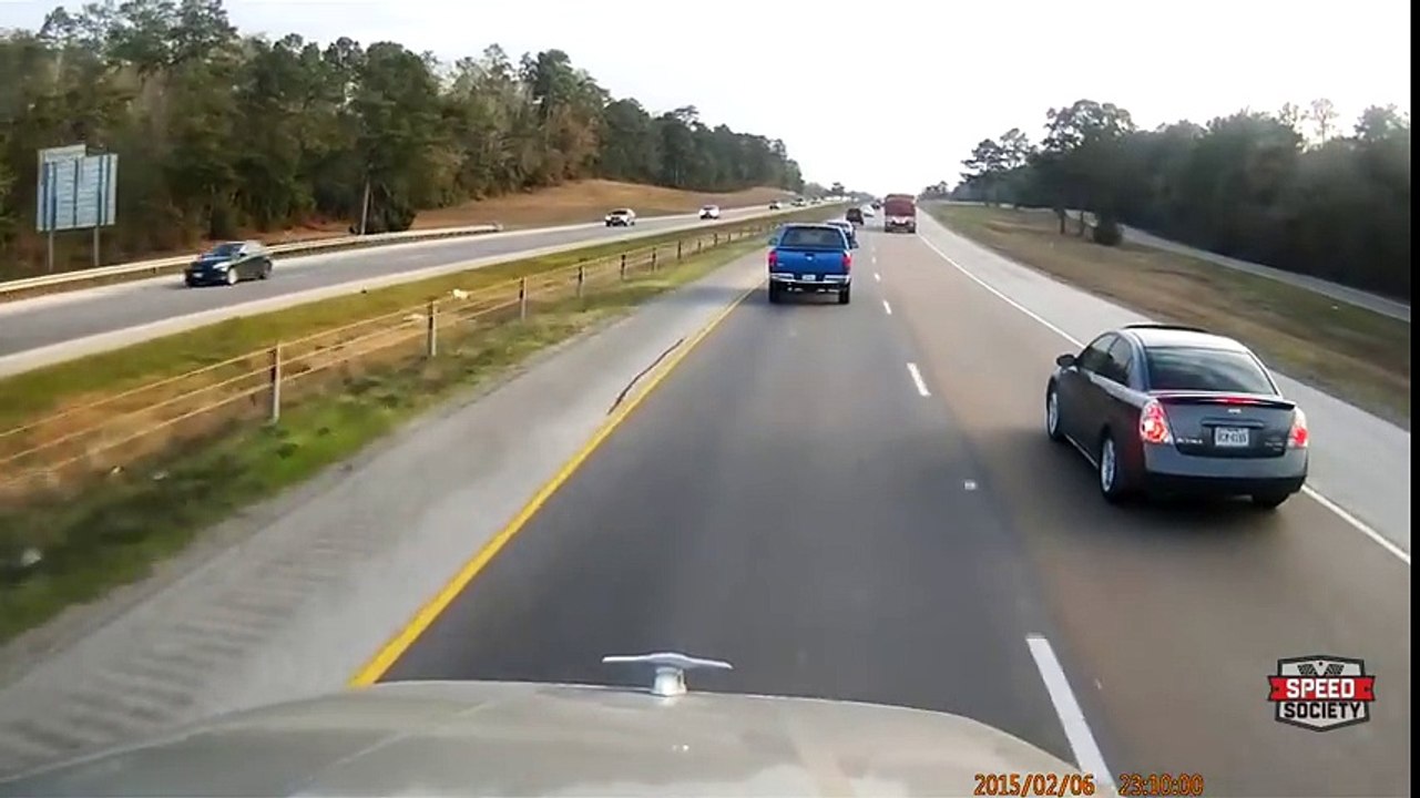 Soferita de la volanul PASSATULUI ii taie calea unui TIR