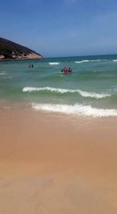 Salva-vidas tiram suspeito de roubo pelos cabelos do mar