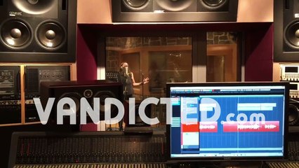 Η Δέσποινα Βανδή ηχογραφεί "το Μαξιλάρι" στο Στούντιο