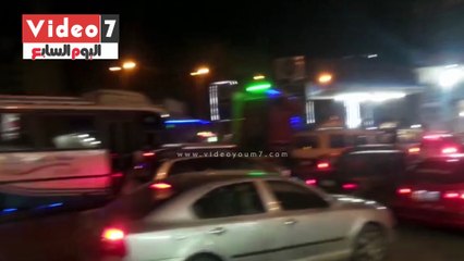 تكدس السيارات أمام المحطات للتزود بالوقود قبل تطبيق التسعيرة الجديد بالمحلة