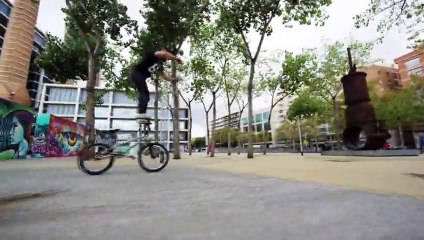 Tim Knoll fait du Bike Parkour dans les rues de Barcelone