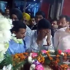 ਕੇਜਰੀਵਾਲ ਆਪ ਵਲੰਟੀਅਰ ਮਨਮੀਤ ਅਲੀਸ਼ੇਰ ਨੂ ਸ਼ਰਧਾਜਲੀ ਭੇਟ ਕਰਨ ਪੁਹੰਚੇ,ਅੱਖਾਂ ਹੋਈਆ ਨਮ