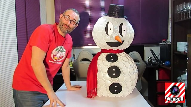 Il commence par agrafer des verres en plastique en forme de cercle! À la toute fin, vous voudrez faire comme lui!