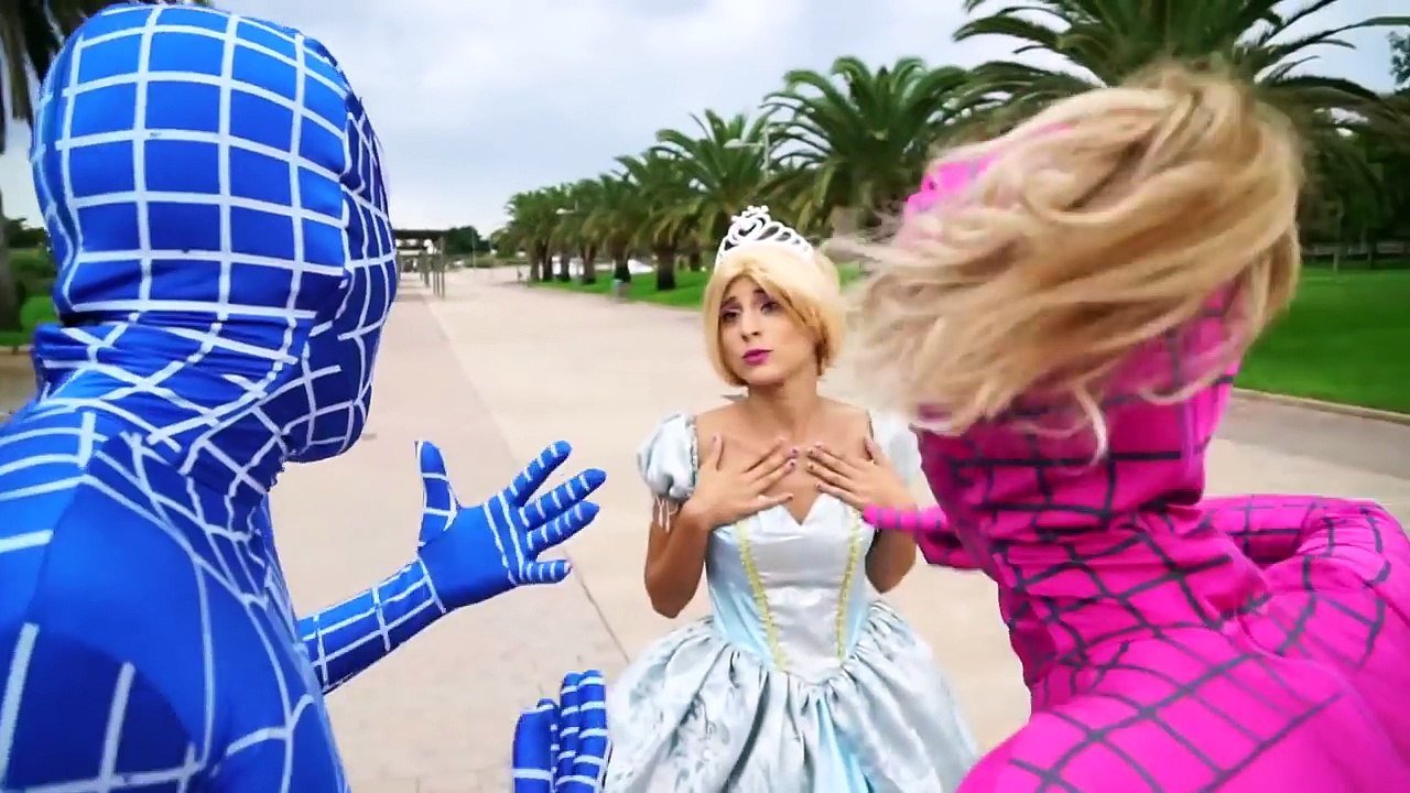 Spiderman está dançando con Elsa Frozen w Cinderella a maldição do amor w Spidergirl Rosa