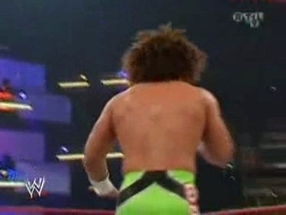 Carlito crache sur bobby lashley!! raw du 23 aout