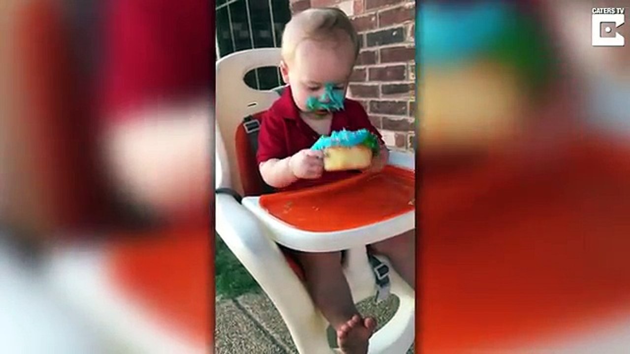 Adorable : ce bébé ne sait pas comment manger son gâteau d'anniversaire