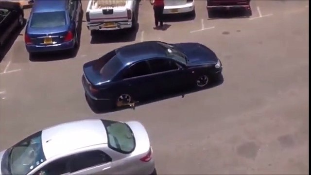 Détruire sa voiture en roulant avec les bloques roues de la fourrière