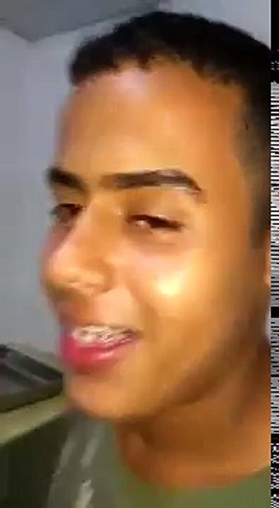 Soldado da Escola de Equitação do Exército urina na carne que será servida aos oficiais superiores.