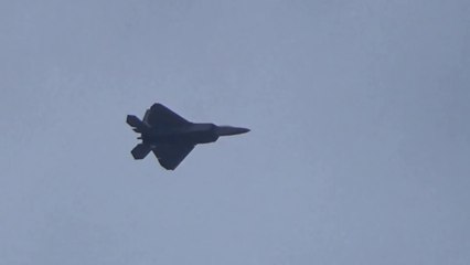 Cet avion de chasse semble flotter dans les airs !