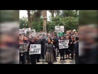 Ora News - Banorët e tre fshatrave protestë para Bashkisë Fier kundër landfillit