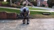 Ce déguisement robot fait maison est dingue