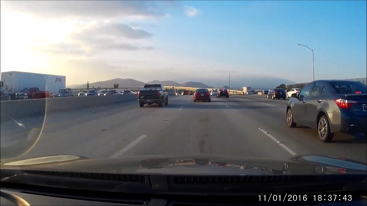 Ce motard fini sur le toit de la voiture après un looping... Violent!