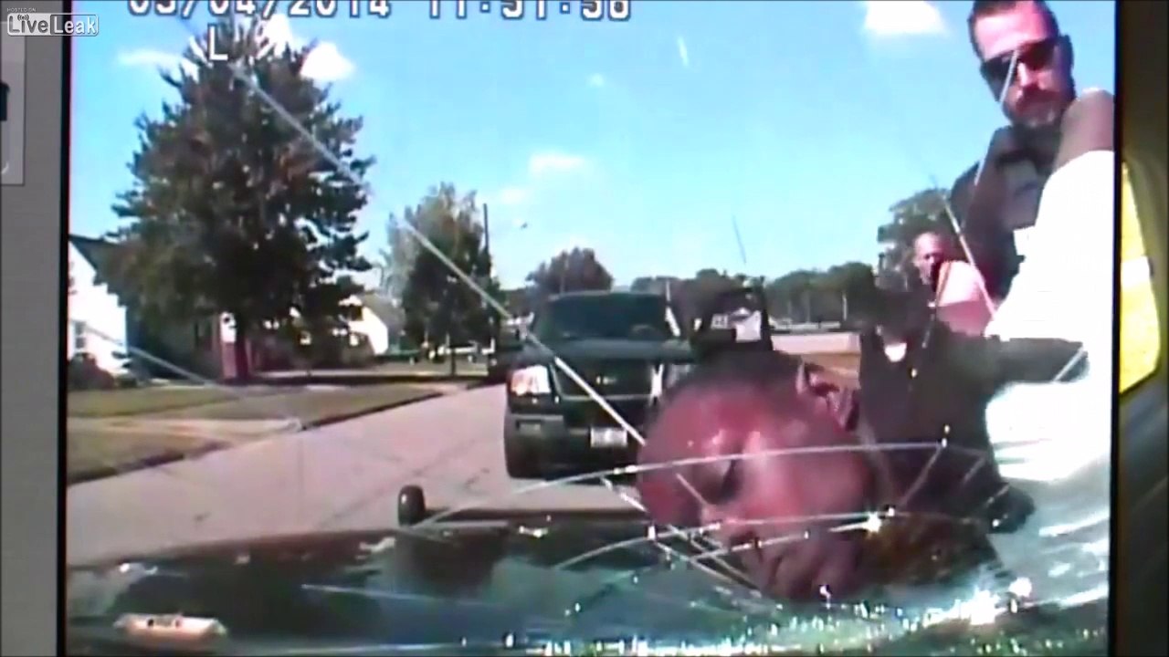 Ce flic casse la vitre de sa voiture avec la tête d’un suspect !