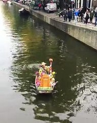 Un trompettiste s’amuse à jouer avec les cloches d’une église