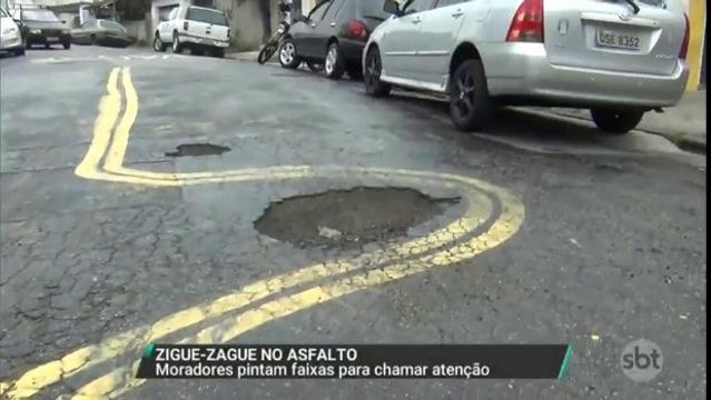 Moradores da zona leste de SP pintam faixas que desviam de buracos