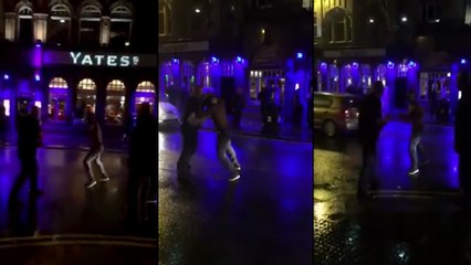 Ce videur insulte un client, lui refuse l'entrée et le défie en tête à tête ... sans savoir qu'il s'agissait d'un boxeur