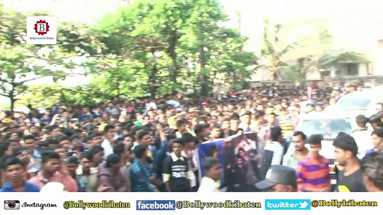 Abram With Badshah "Shahrukh Khan" At Mannat With Fan's 51th Birthday Bash