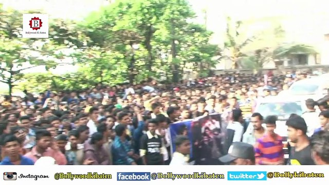 Abram With Badshah Shahrukh Khan At Mannat With Fan's 51th Birthday Bash