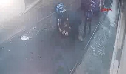 Zabıta aracı yoldaki kadına böyle çarptı