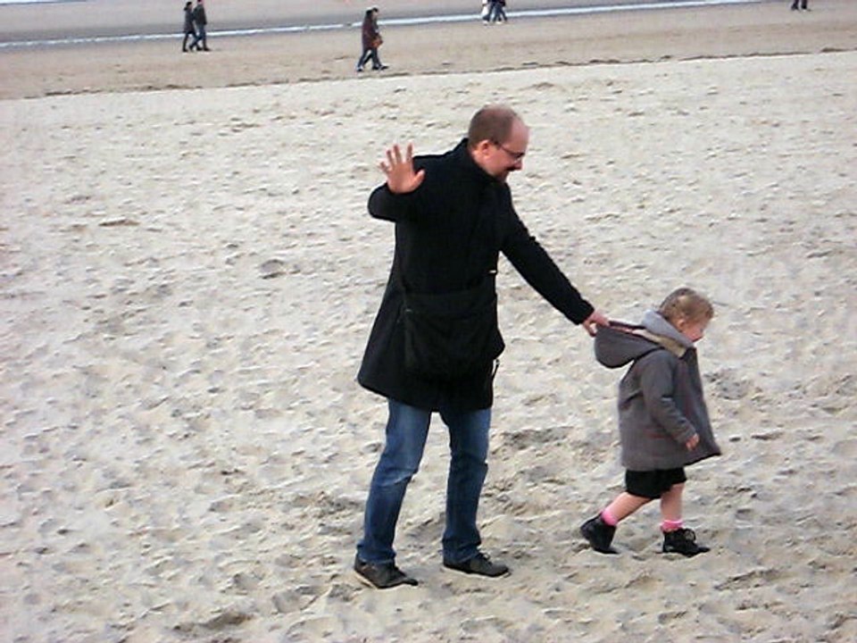Héloise et son papa sur la plage de Malo les Bains ( Nov 2016 )