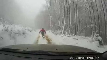 Oublier le frein à main pendant une pause-pipi