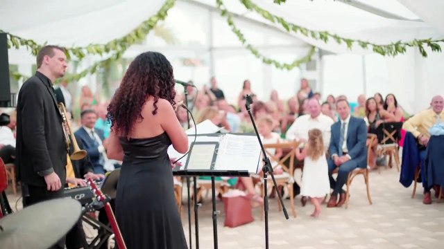 JON BON JOVI, OSPITE A UN MATRIMONIO, CANTA IMBARAZZATO “LIVIN’ ON A PRAYER”