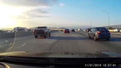 Voilà pourquoi il faut toujours regarder devant soi quand on fait de la moto !