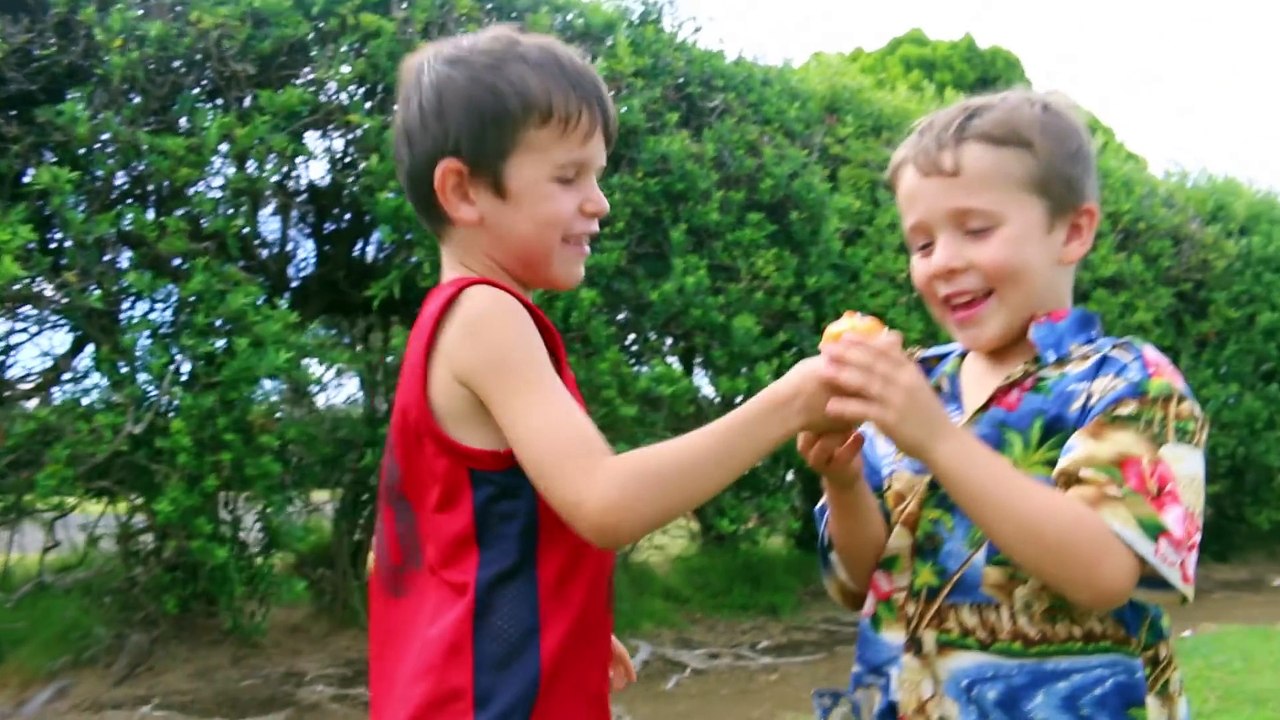 FOOD PRANK! Funny PRANK Ideas April Fools Joke GROSS HALLOWEEN BLOODY FINGER School Lunch Cupcake