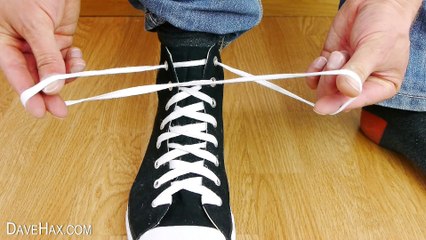 Un homme commence à insérer ses lacets à l'envers. Quand on comprend pourquoi Il faut essayer ça!