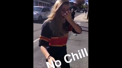 Elle frappe un cheval et se prend un gros coup de sabot