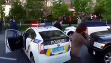 Un ancien champion de lutte se bat contre 7