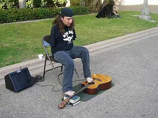 Il joue merveilleusement bien à la guitare. Mais quand on le voit …Wow !