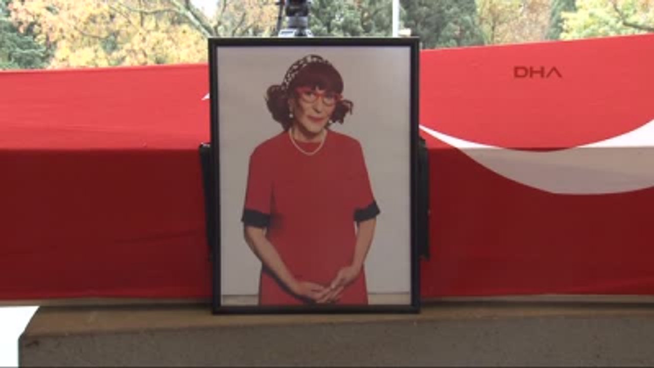 Usta Sanatçı Gönül Ülkü Özcan Için Şakirin Camii'nde Namaz Kılındı