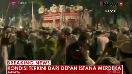 Ricuh, Polisi Bubarkan Paksa Massa yang Bertahan di Istana Merdeka