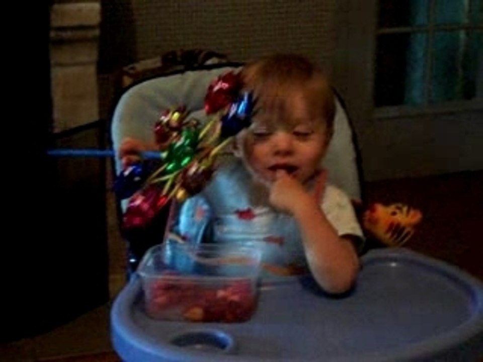 Esteban mange des fraises