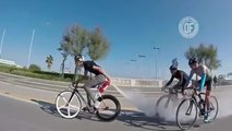 Il double ses adversaires avec un extincteur accroché sur son vélo