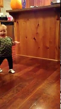 Une maman enceinte demande à sa fille de l'imiter, et c'est à mourir de rire !