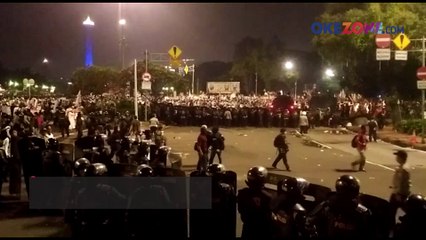 Ditembak Gas Air Mata, Demonstran Bertahan di Istana Merdeka