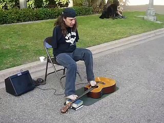 Télécharger la video: Ce surdoué de la guitare joue avec ses pieds! Dingue