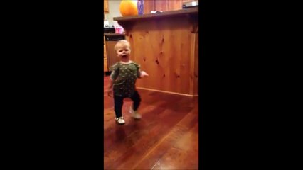 Cette fillette imite la démarche de sa maman enceinte... Tellement drole!