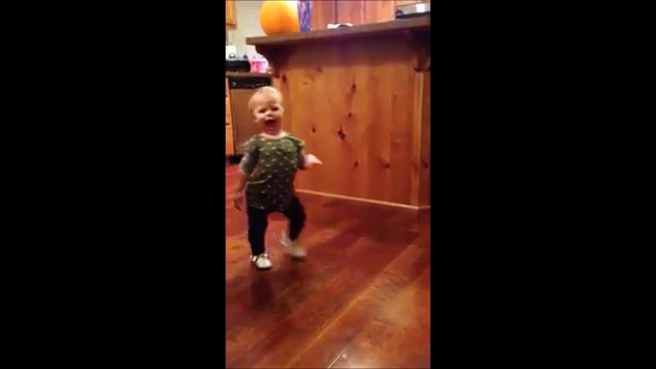 Cette fillette imite la démarche de sa maman enceinte... Tellement drole!