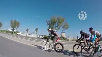 Un extincteur sur le vélo en guise de nitro